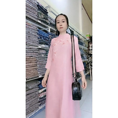 Áo dài cách tân họa tiết sang xinh khác biệt trên nền chất liệu cao cấp.