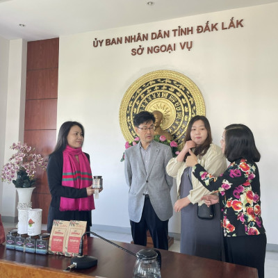 Combo 1 Hũ Mật Ong Cà Phê Jade Mountain Kết Tinh Tự Nhiên 380ml Và 1 Mật Ong Bánh Tổ Jade Mountain 500gr Nguyên Miếng Ngọt Nhẹ