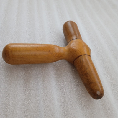 Dụng cụ massage N H home bằng gỗ thơm hình cái búa.